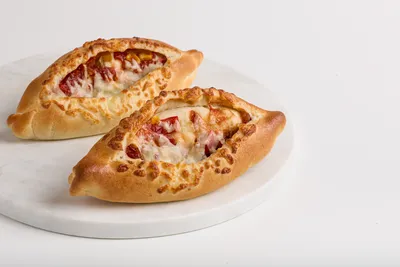 Łódeczka z twistem pomidorowo-ogórkowym