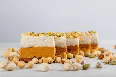 Sernik blondie z orzechami i cynamonem