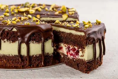 Tort pistacjowy z wiśniami