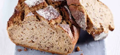 Chleb z kiełkami żyta, słonecznikiem, orkiszu i siemieniem lnianym