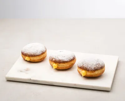 Wegański pączek z nadzieniem o smaku advocat