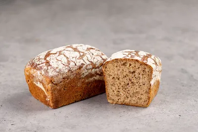 Chleb  Ziemianin-  żytni z ziarnami