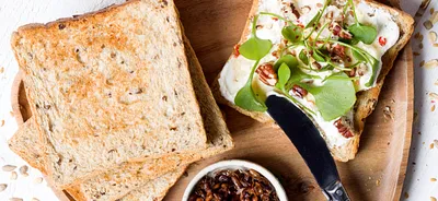 Chleb tostowy z ziarnami